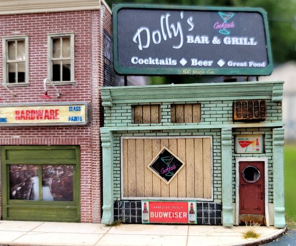 Dolly's Bar and Grill