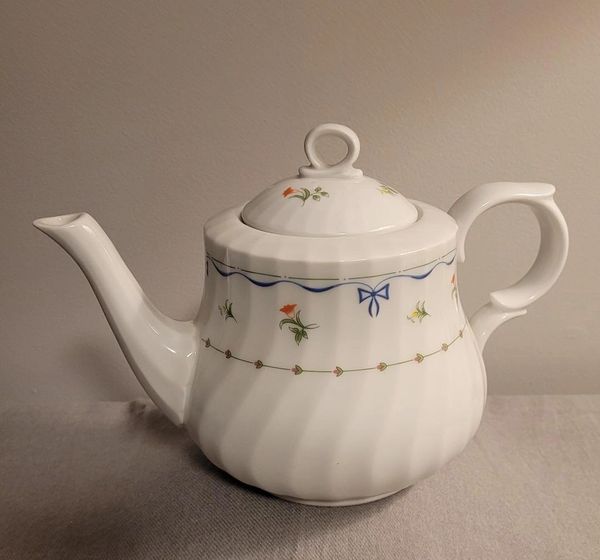 RIBBONS & BOWS by ROYAL WORCESTER Fine Porcelain China Made in England TEA POT w/LID (5 cup measured)