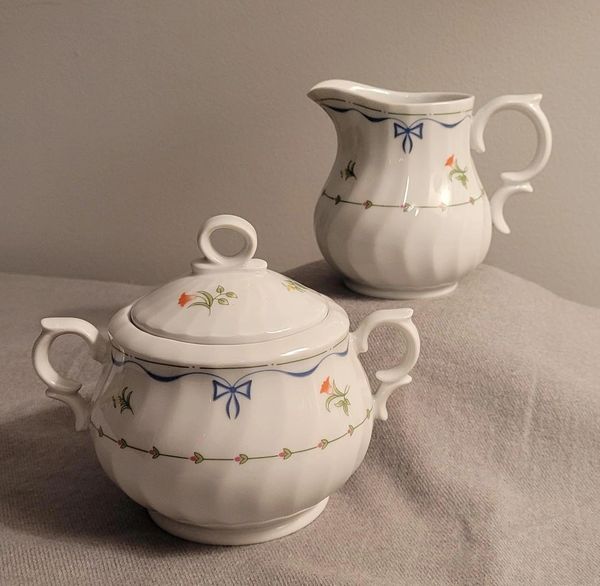 RIBBONS & BOWS by ROYAL WORCESTER Fine Porcelain China Made in England CREAMER & SUGAR BOWL w/LID Set