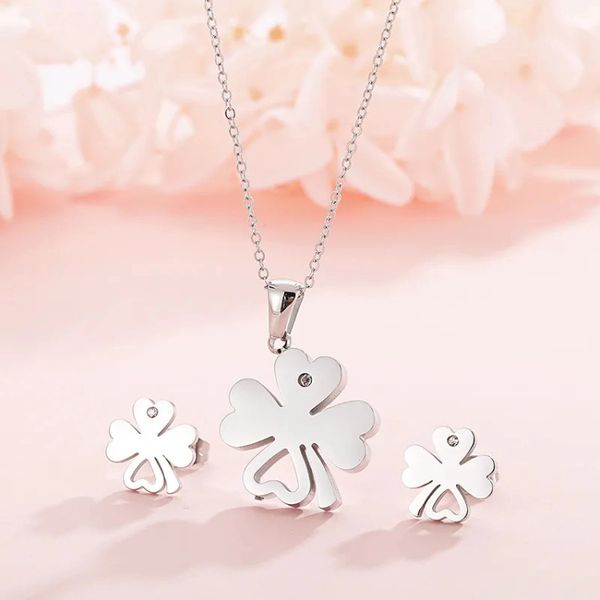 TBOP Clavicle Four-Leaf Clover Pendant Alloy Silver Necklace for Women :  : Fashion