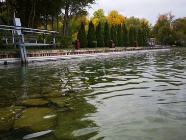 L'installation de pare-glaces sur un quai au bord de l'eau.