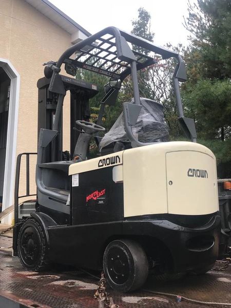 Crown 5 000 Electric 4 Wheel Sitdown Fork Lift Like New