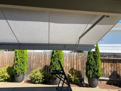 Residential retractable patio awning