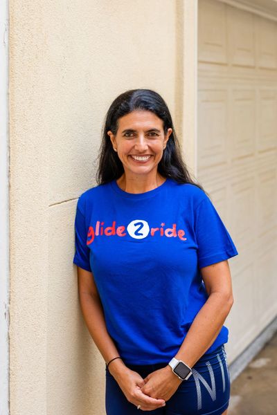 Daniela Hudson in a blue t shirt 
