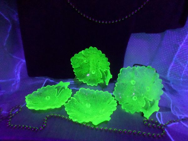 Gillinder & Sons Vintage Maple Leaf Vaseline Glass 3-Toed Sauce Dish EAPG Set of (4)