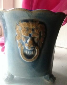 Lion Motif Small Ceramic Stand