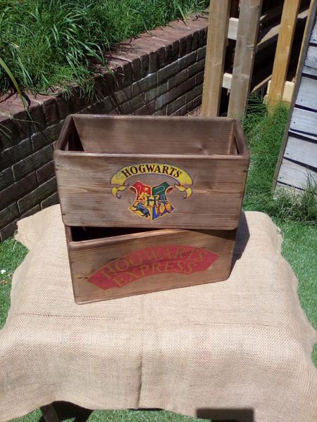 2 sizes Harry Potter. Rustic style wooden HOGWARTS SCHOOL storage box/crate 