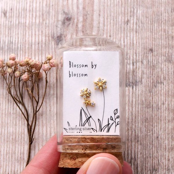 BLOSSOM BY BLOSSOM Asymmetric flower earrings /GOLD