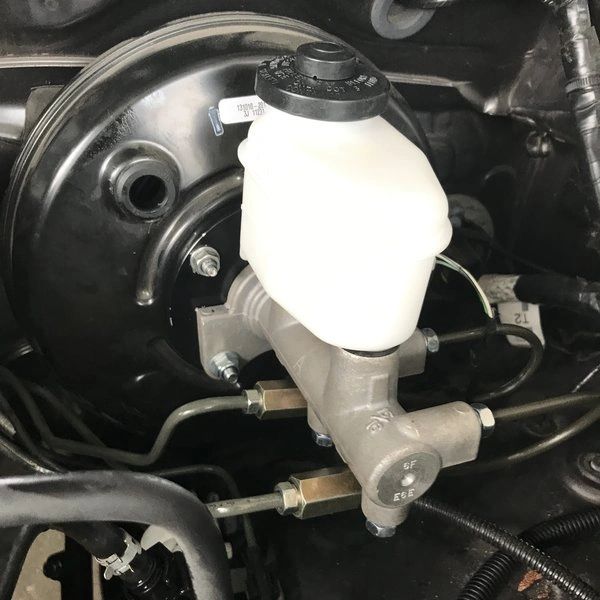 Brake Master Cylinder W/Reservoir & Sensor For 2005-2007 Toyota Tacoma
