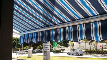 Toldo fachada bar brazo extensible