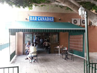 Toldo fachada bar con cortavientos