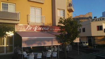 Toldo en terraza de cafeteria 