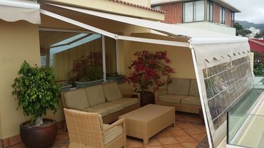 Toldo terraza chalet con cortavientos