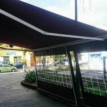 Toldo terraza cafeteria con cortavientos