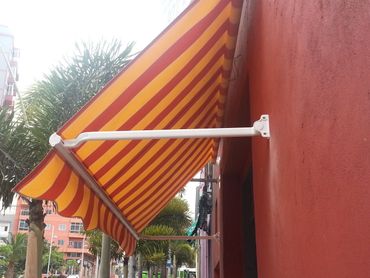 Toldo fachada pastelería, modelo punto recto