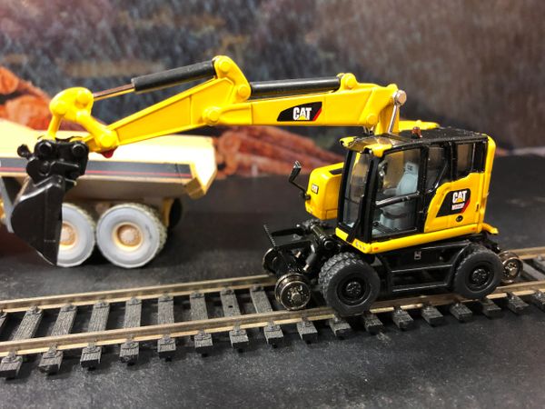 Caterpillar 323F Railroad wheeled excavator HO scale 1:87 Diecast
