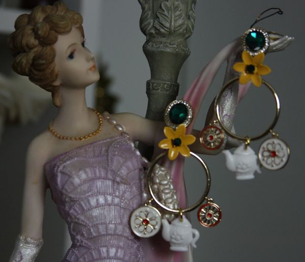 SOLD! 1441 Designer Inspired Teapod Flower Earrings Studs
