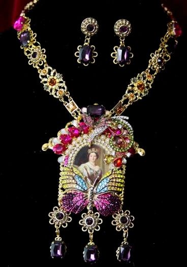 SOLD! 4465 Set Of Nobel Vintage Style Royal Queen Butterfly Necklace + Earrings