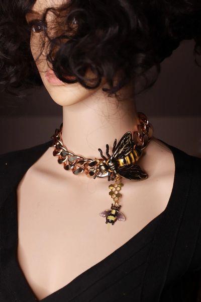 SOLD~ 9266 Huge Bee Chained Gold Choker