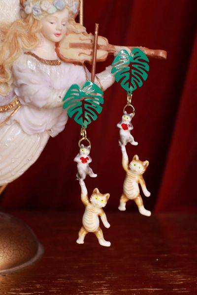 SOLD! 9557 Adorable Cats Hanging Enamel Earrings