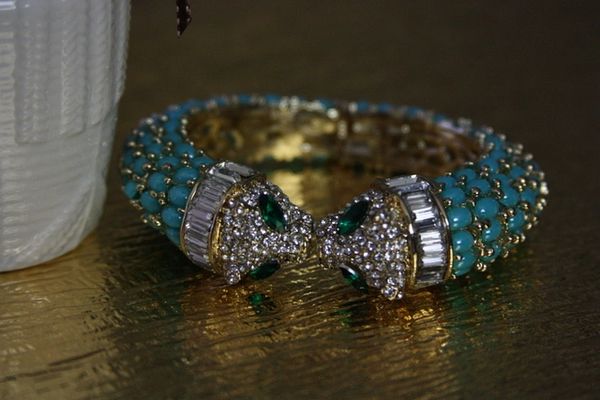 1084 Designer Truquoise Crystal Kissing Heads Cuff Bracelet