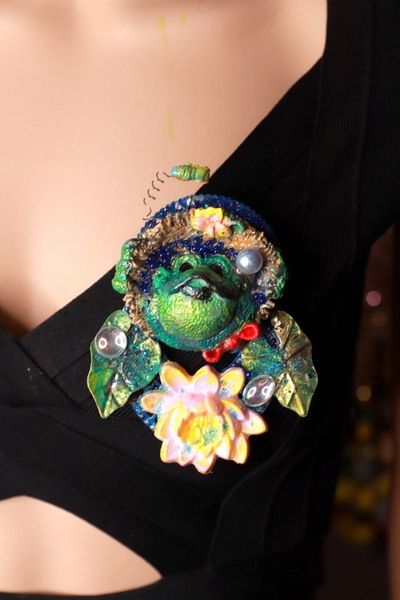 SOLD! 9628 Adorable Frog Massive Brooch Pin