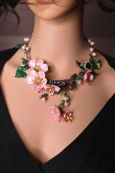 SOLD! 9806Flower Blossom Bee Elegant Necklace