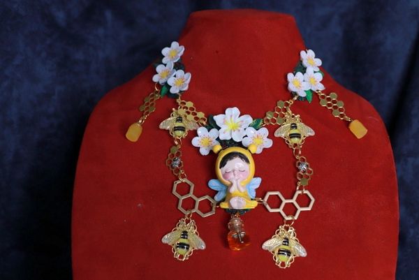 10065 Set Of Earrings+ Necklace Of Little Queen Bee Honey