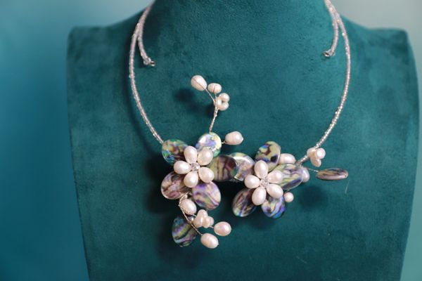 10453 Genuine Abalone Shell Flowers Necklace