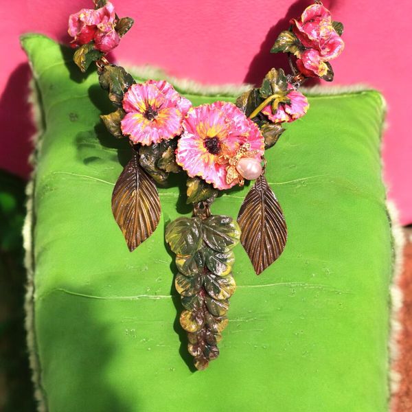 10465 Art Nouveau Hand Painted Vivid Hibiscus Bee Necklace