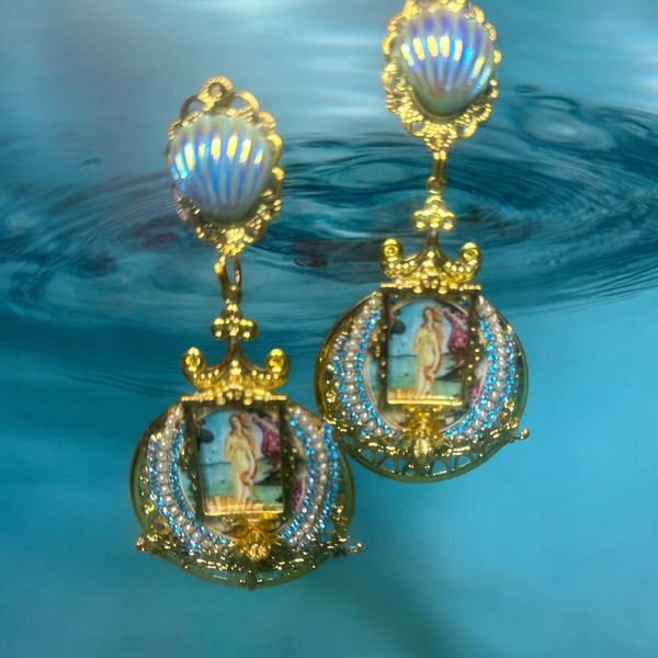 10520 Birth Of Venus Light Weight Earrings Studs