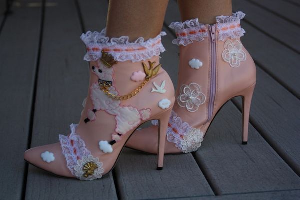 1290 Adorable Victorian Style Pudel Embellished Light Pink Boots Size US10
