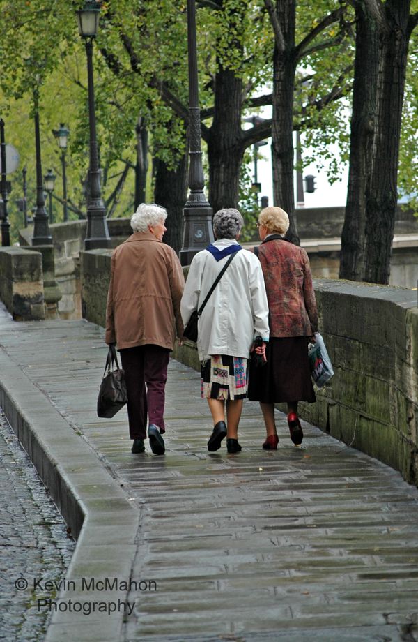 Paris, Ile Saint-Louis, 3 friends walking, friendship