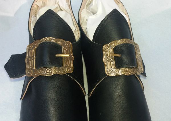 18th Century Colonial Women�s Black Leather Shoes with