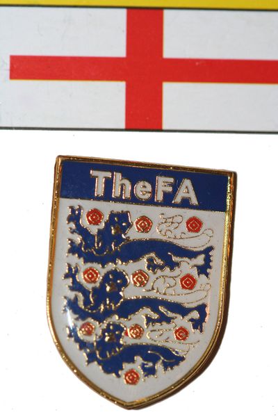 ENGLAND FIFA WORLD CUP SOCCER LOGO METAL LAPEL PIN BADGE ... SIZE : 3/4" X 1" INCHES .. NEW