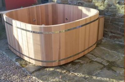 Low level Stubby cedar wood hot tub