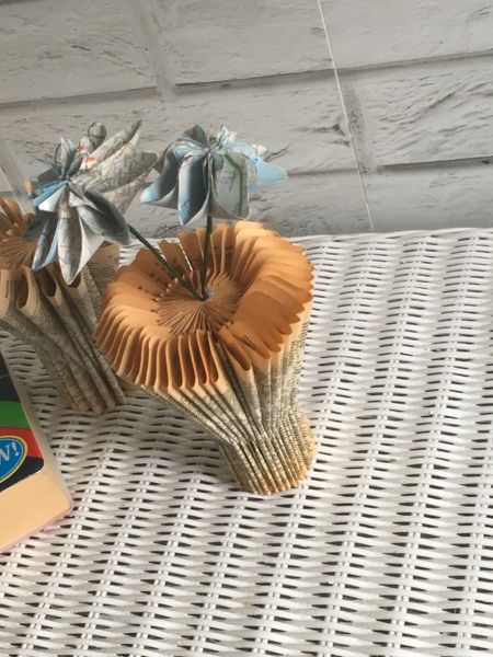Dictionary book vase and flowers - Maps