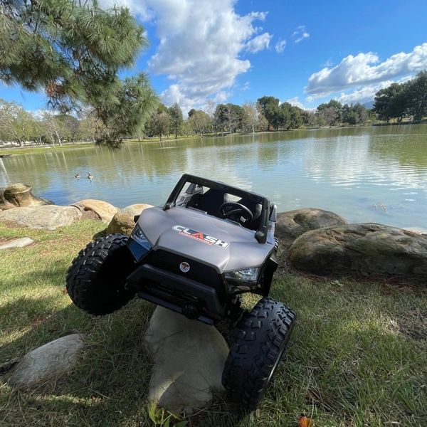 24V TOUCH TV 4WD RUBBER TIRES, GIANT UTV RIDE ON , BUGGY , BLUETOOTH , REMOTE OR PRESS ON PEDAL AND GO .. BUGGY RUBBER TIRES ADJUSTABLE LEATHER SEAT,MATT SILVER