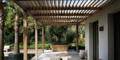 PERGOLA EN MADERA O ALUMINIO
Una pérgola es un elemento arquitectónico y estructural, conformado por