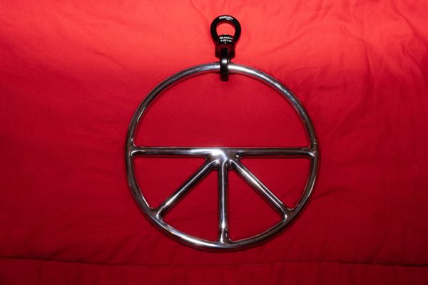 Polished stainless steel pie ring with spinner