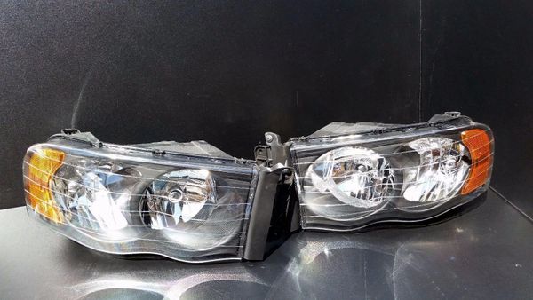 02-05 DODGE RAM BLACK HOUSING HEADLIGHTS WITH AMBER REFLECTORS