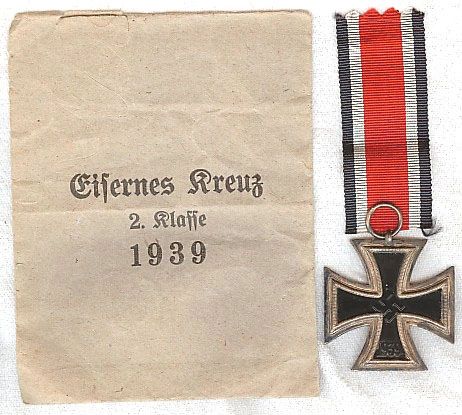 WW II GERMAN IRON CROSS EK II WITH ORIGINAL PRESENTATION PACK