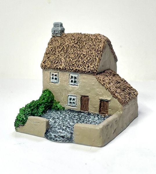 011 (6mm) READY PAINTED Thatched Cottage