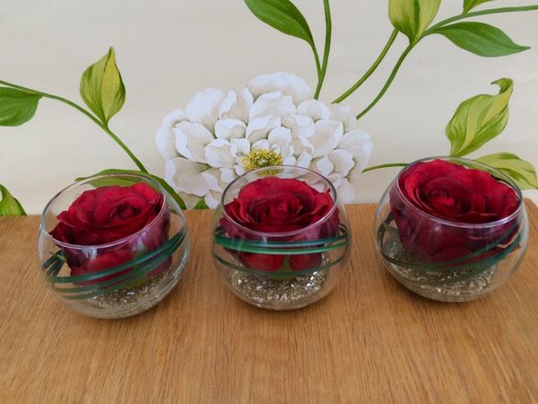 MODERN SET OF 3 SILK RED ROSE & BEAR GRASS ARTIFICIAL FLOWER ARRANGEMENTS IN GLASS BOWLS WITH WATER & CRUSHED ICE