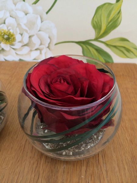 MODERN SET OF 3 RED ROSE & GRASS ARTIFICIAL FLOWER ARRANGEMENTS IN GLASS BOWLS