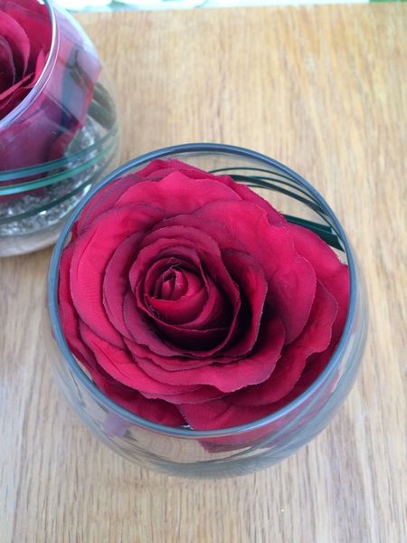 MODERN SET OF 3 RED ROSE & GRASS ARTIFICIAL FLOWER ARRANGEMENTS IN GLASS BOWLS
