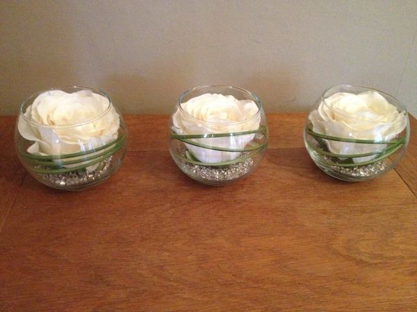 MODERN SET OF 3 CREAM ROSE & GRASS ARTIFICIAL FLOWER ARRANGEMENTS IN GLASS BOWLS