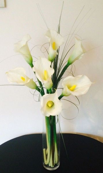 EXTRA LARGE CALLA LILY & GRASS TALL VASE ARRANGEMENT SET IN WATER