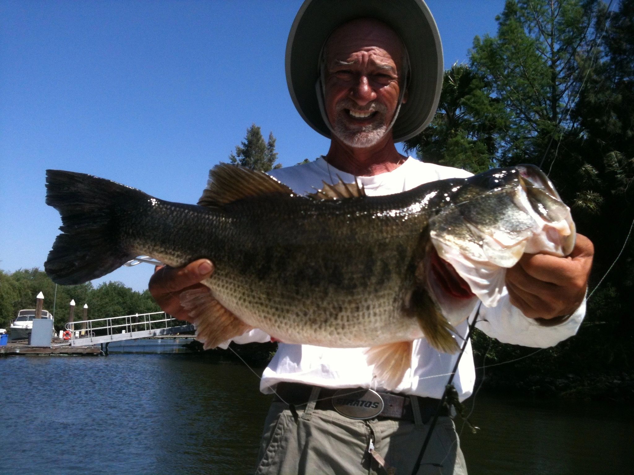 Andy with a nice 9,65 LB Bass on the CA Delta.
