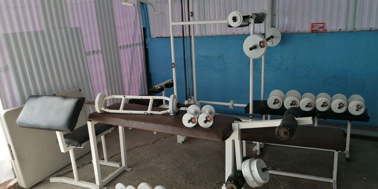 Gimnasio en el hogar, equipo de gimnasio, barras y mancuernas